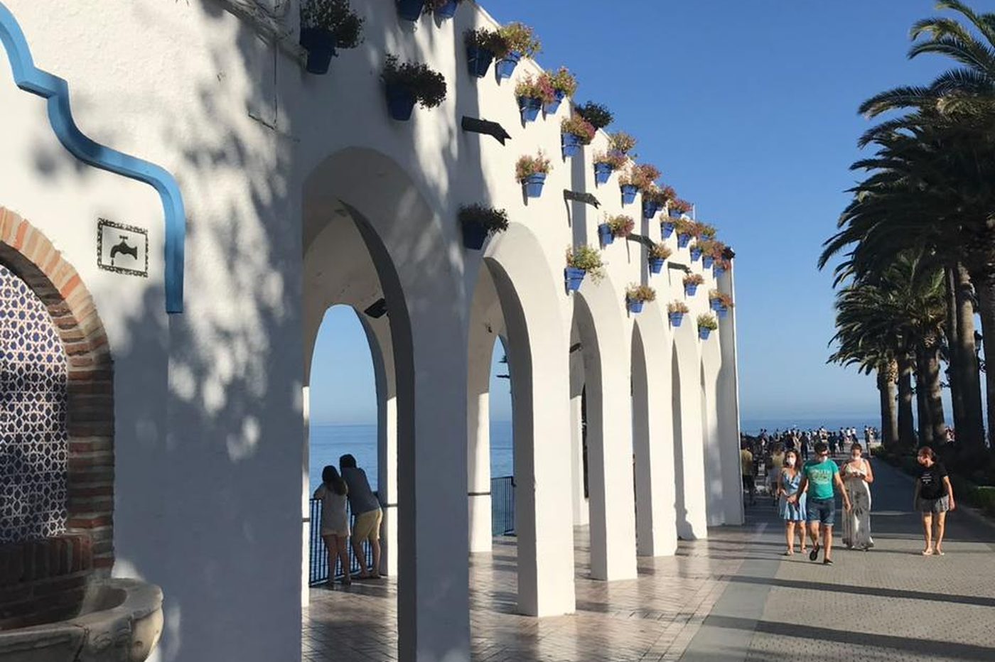 Promenade bordée d'arcades blanches face à la Méditerranée sur la Costa del Sol